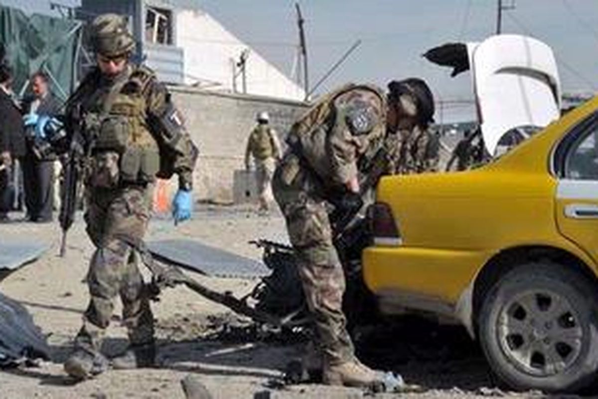 Tentara Perancis memeriksa sebuah mobil di depan sebuah kediaman di Kabul, Afganistan, Rabu (2/5/2012), setelah sebuah bom bunuh diri meledak. Salah satu janji kampanye presiden terpilih Perancis Francois Hollande adalah menarik tentaranya dari Afganistan mulai tahun ini.