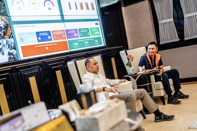 Wali Kota Surabaya, Eri Cahyadi saat berbincang dengan CEO Persebaya Surabaya Azrul Ananda sebagai komitmen kuat dalam mendukung Persebaya sebagai ikon Kota Pahlawan di Balai Kota Surabaya, Rabu (5/3/2025) siang. 