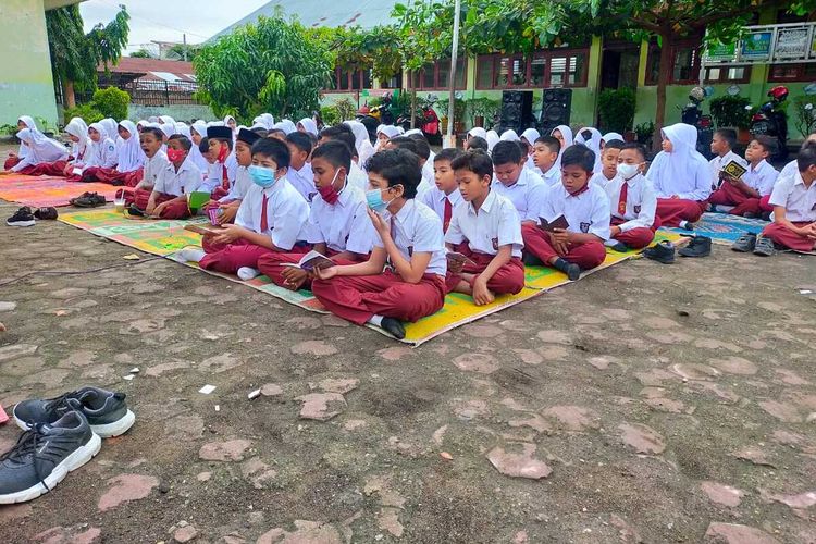 Puluhan guru dan murid berdoa untuk kelulusan guru mereka dalam seleksi Pegawai Pemerintah dengan Perjanjian Kerja (PPPK) di SDN 1 Dewantara, Kabupaten Aceh Utara, Senin (13/9/2021).