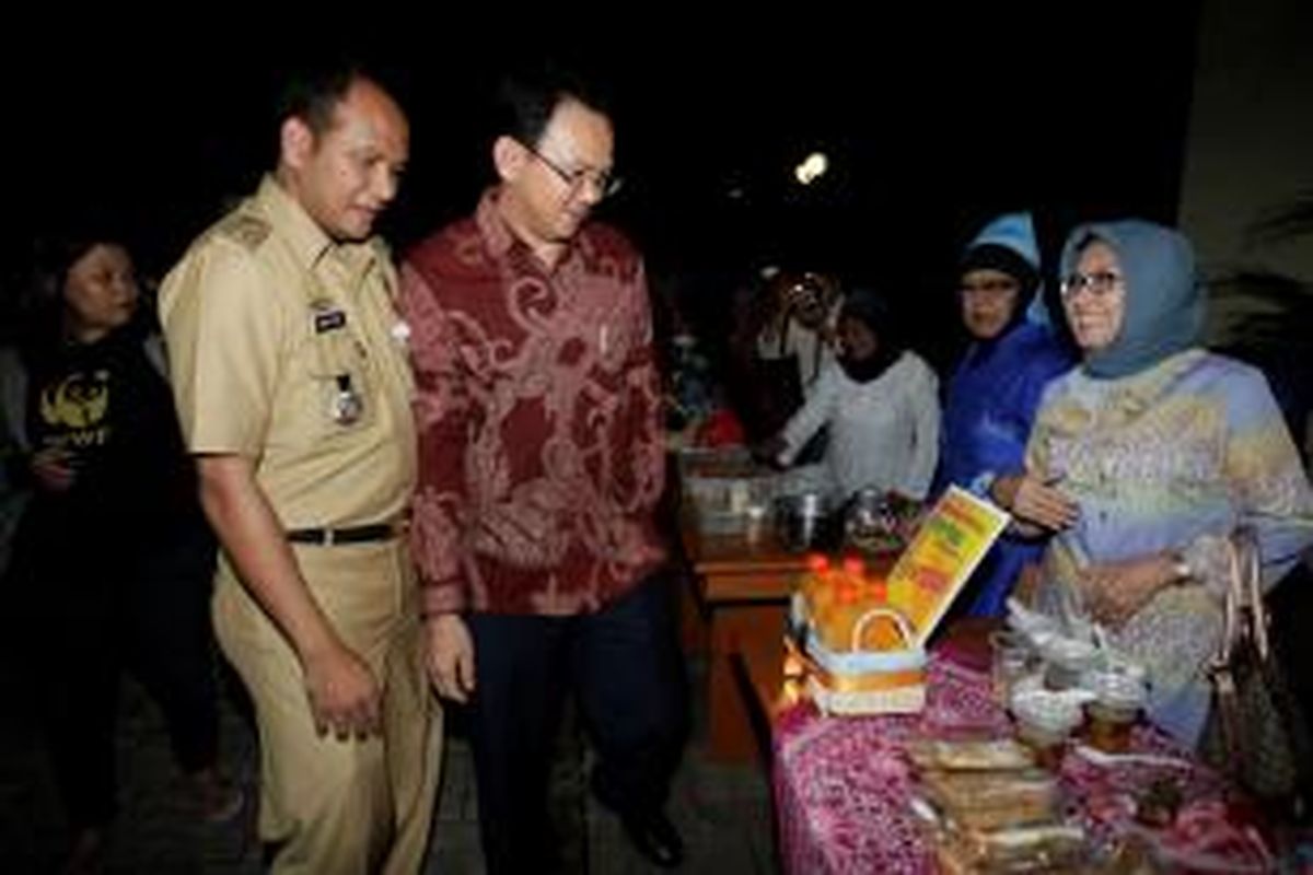 Wakil Gubernur DKI Jakarta Basuki Tjahaja Purnama (dua dari kiri) didampingi Kepala Kecamatan Gambir Henri Perez Sitorus melihat jajanan saat berbuka puasa bersama di kantor Kelurahan Cideng, Jakarta Pusat, Rabu (10/7/2013) malam. Selama Ramadhan, Gubernur DKI Jakarta Jokowi dan Wakil Gubernur DKI Jakarta Basuki T Purnama dijadwalkan akan mengunjungi sejumlah tempat untuk berbuka puasa bersama.