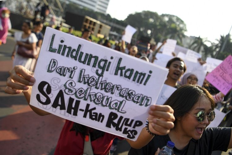 Sejumlah warga yang tergabung dalam Jakarta Feminis melakukan aksi saat Hari Bebas Kendaraan Bermotor (HBKB) di kawasan Bundaran HI, Jakarta, Minggu (1/9/2019). Dalam aksinya mereka meminta DPR segera mengesahkan Rancangan Undang-Undang Penghapusan Kekerasan Seksual (RUU PKS) karena KUHP yang selama ini dipakai dalam menyelesaikan kasus-kasus kekerasan seksual dinilai belum dapat melindungi para korban. ANTARA FOTO/Hafidz Mubarak A/aww.