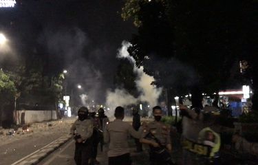 Polisi menembakkan gas air mata ke arah kelompok massa yang terlibat tawuran di Jalan Pancoran Raya, Pancoran, Jakarta Selatan pada Rabu (17/3/2021) sekitar pukul 23.04 WIB.