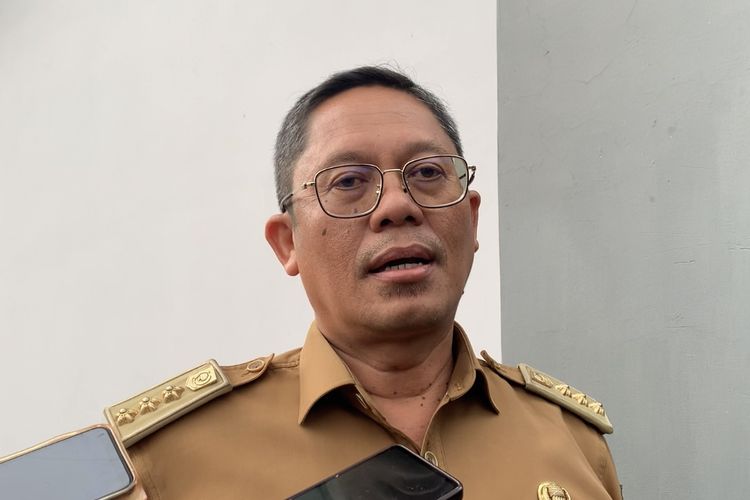Camat Pondok Gede Zainal Abidin Syah saat ditemui usai pemeriksan di Gedung Bawaslu Kota Bekasi, Selasa (9/1/2024). Zainal menanggapi soal persoalan foto para ASN pamer jersey nomor 2.