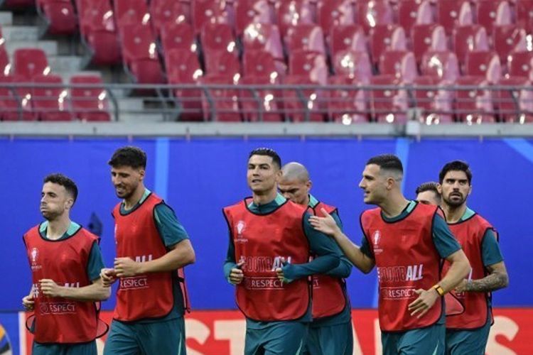 Para pemain Portugal, termasuk Cristiano Ronaldo tengah berlatih di Stadion Leipzig jelang laga kontra Ceko dalam fase Grup F Euro 2024. Artikel ini berisi prediksi skor dan susunan pemain Portugal vs Ceko.