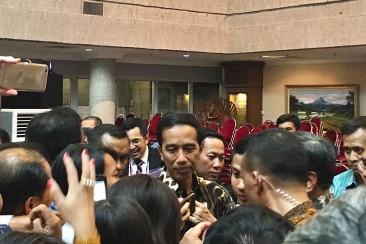 Presiden Joko Widodo diserbu oleh masyarakat yang berebutan ingin bersalaman atau berselfie ketika Jokowi bersiap meninggalkan lokasi.