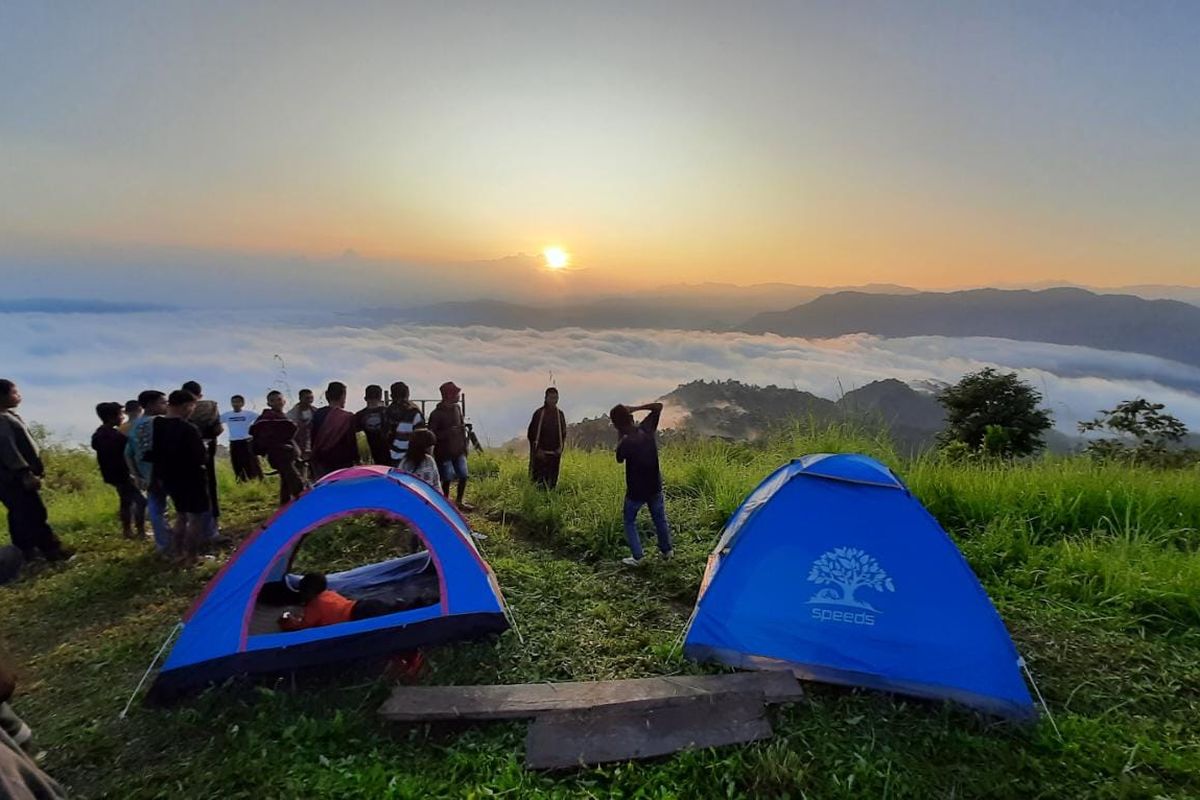 Berkemah di bukit Golo Geleng, Kampung Purek, Desa Pong Narang, Kecamatan Ndoso, Kab. Manggarai Barat, NTT sebagai bukit untuk menikmati sunrise di bagian utara dari Manggarai Barat, Selasa, (24/5/2022). (DOK RHONY SUMARNO)