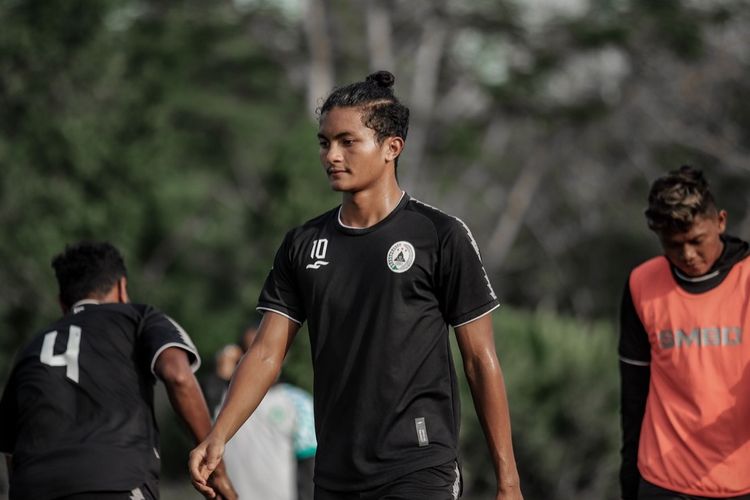 Pemain muda lulusan PS Sleman Development Center Rizza Fadillah berlatih bersama tim PS Sleman senior di Lapangan Yogyakarta Independent School (YIS), Sleman pada  Kamis (1/7/2021) sore.