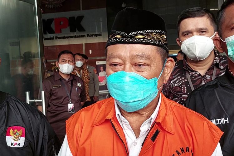 KPK menahan eks Bupati Sidoarjo, Saiful Ilah terkait dugaan gratifikasi selama 20 hari pertama,  Selasa (7/3/2023).