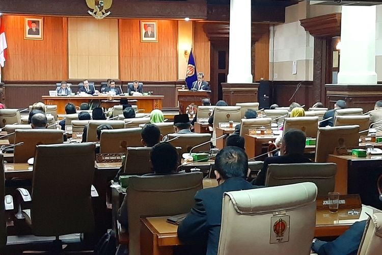 Para anggota DPRD DIY saat mengikuti jalanya rapat paripurna