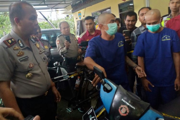 Pelaku AS dan DP tengah mempraktikan aksinya mencuri motor dengan kotek api di Mapolsek Sukasari, Kota Bandung, Jawa Barat, Selasa (15/1/2018).