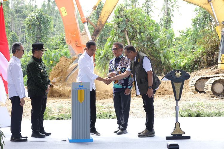 Otorita Ibu Kota Nusantara (IKN) bersama Bankaltimtara resmi memulai groundbreaking pembangunan kantor cabang terbaru Bankaltimtara di Kawasan Inti Pusat Pemerintahan (KIPP) Ibu Kota Nusantara pada Jumat (1/3/2024).

Presiden Joko Widodo hadir untuk meresmikan kegiatan tersebut sekaligus menegaskan pentingnya transformasi ekonomi dan inklusi keuangan di seluruh Indonesia. Ia juga menekankan pentingnya kerjasama antara pemerintah dan sektor swasta dalam mendorong pertumbuhan ekonomi yang inklusif.