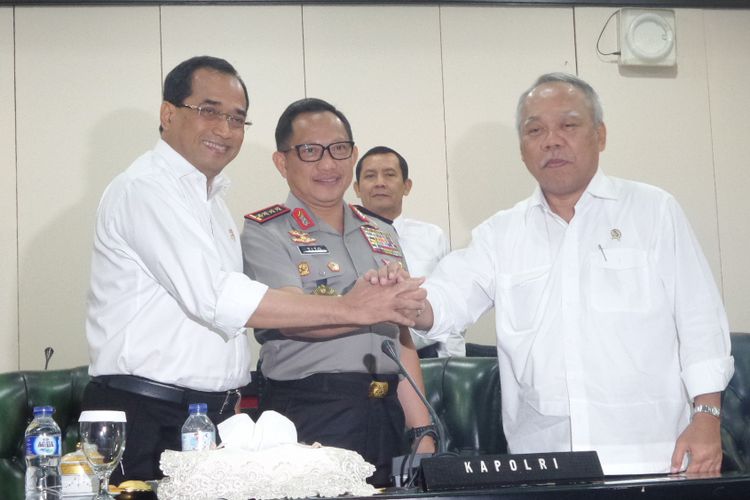 Menteri Perhubungan Budi Karya Sumadi, Kapolri Jenderal Pol Tito Karnavian, dan Menteri Pekerjaan Umum dan Perumahan Rakyat Basuki Hadimuljono dalam konferensi pers soal persiapan Idul Adha di kompleks Mabes Polri, Jakarta, Rabu (23/8/2017).  