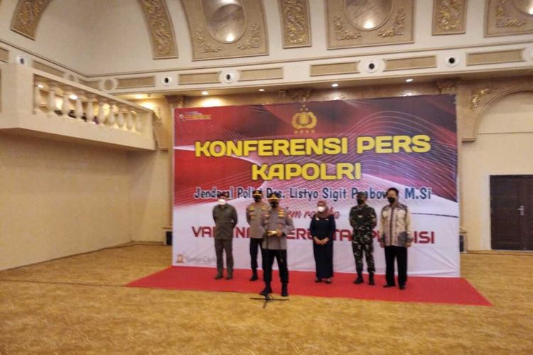 Kapolri Jendral Listyo Sigit saat berkunjung ke kegiatan vaksinasi di Sleman City Hall, Jumat (11/3/2022)