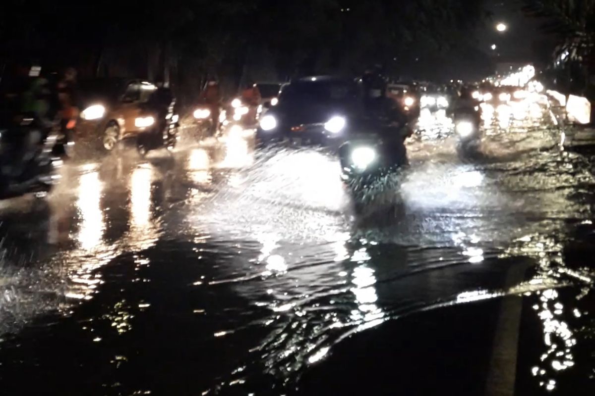 Hujan deras yang mengguyur sebagian wilayah Jakarta pada Rabu (5/5/2021) sore membuat jalan-jalan tergenang.