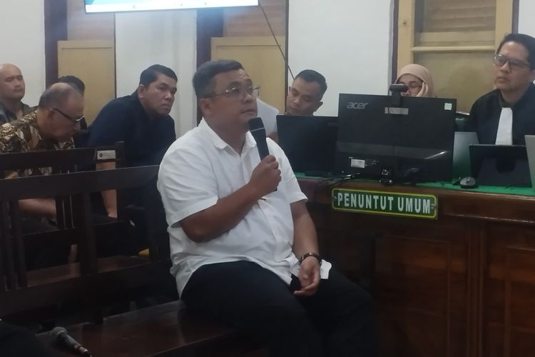 Mantan Kadis Pekerjaan Umum dan Penataan Ruang (PUPR) Sumatera Utara saat memberi kesaksian di Pengadilan Negeri Medan, Kamis (2/10/2025).