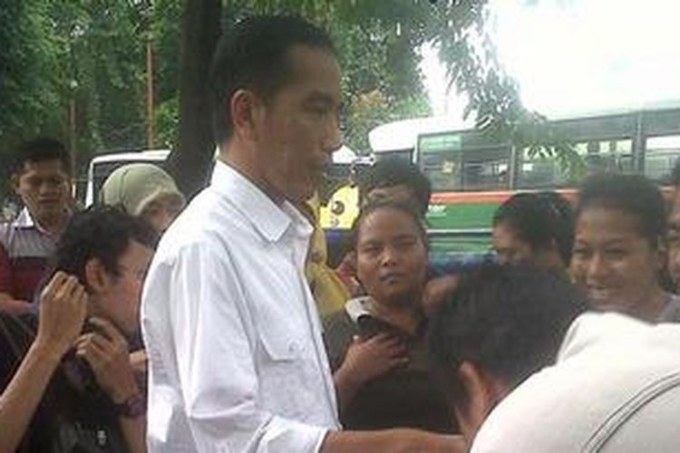 Gubernur DKI Jakarta Joko Widodo saat mendatangi Terminal Bus Kota Grogol, Jakarta Barat, Rabu (27/3/2013).