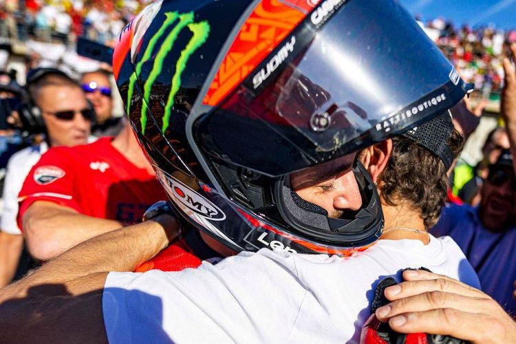 Valentino Rossi hadir saat Francesco Bagnaia menjadi juara dunia pada MotoGP Valencia 2022