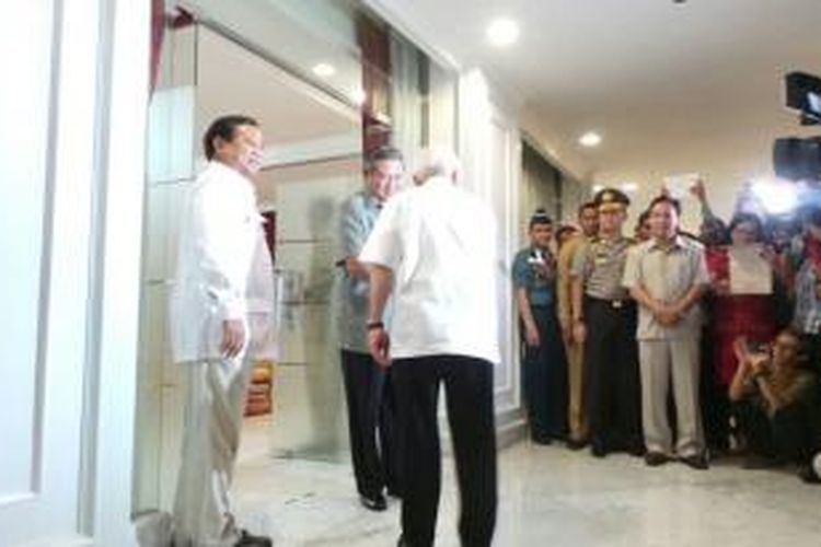 Bakal calon presiden Prabowo Subianto (kiri) dan bakal calon wakil presiden Hatta Rajasa (membelakangi lensa) menemui Presiden RI Susilo Bambang Yudhoyono di kantor kepresidenan, Selasa (13/5/2014).