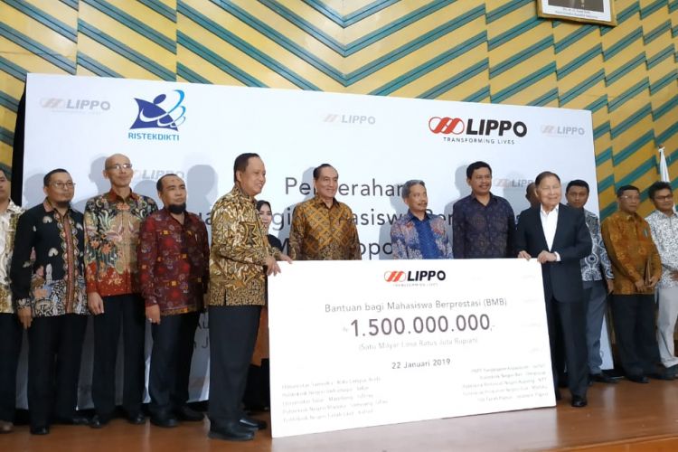 Penyerahan Bantuan bagi Mahasiswa Berprestasi Lippo (BMBL) sebesar Rp 1,5 milyar dilakukan secara simbolis Selasa, 22 Januari 2019 disaksikan pendiri Lippo Group Mochtar Riyadi dan Menteri Riset, Teknologi dan Pendidikan Tinggi (Menristekdikti) Mohamad Nasir, di Gedung Dikti, Jakarta. 