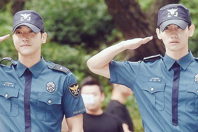 Choi Siwon “Super Junior” dan Changmin “TVXQ” selesai menjalani wajib militer mereka pada Jumat (18/8/2017).