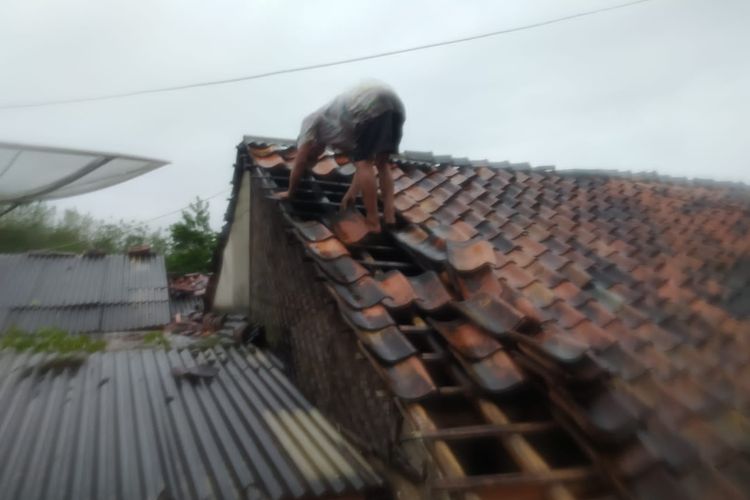 Warga di Kampung Sinagar Kolot, Desa Nagrak Utara, Kecamatan Nagrak, Kabupaten Sukabumi tampak membenahi atap rumahnya setelah terdampak angin puting beliung, Rabu (9/3/2022).