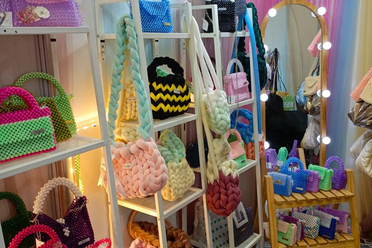 Produk Aca Craft By Abella pada Pameran INACRAFT di Jakarta pada Kamis (5/10/2023).