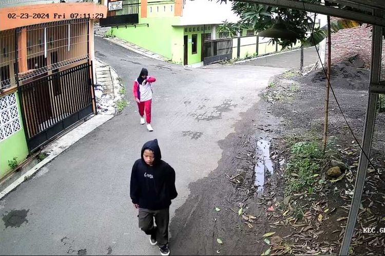 BEGAL PAYUDARA: Rekaman CCTV pelaku begal payudara di Kelurahan Sekaran, Gunungpati Semarang, Jawa Tengah melakukan aksinya. 