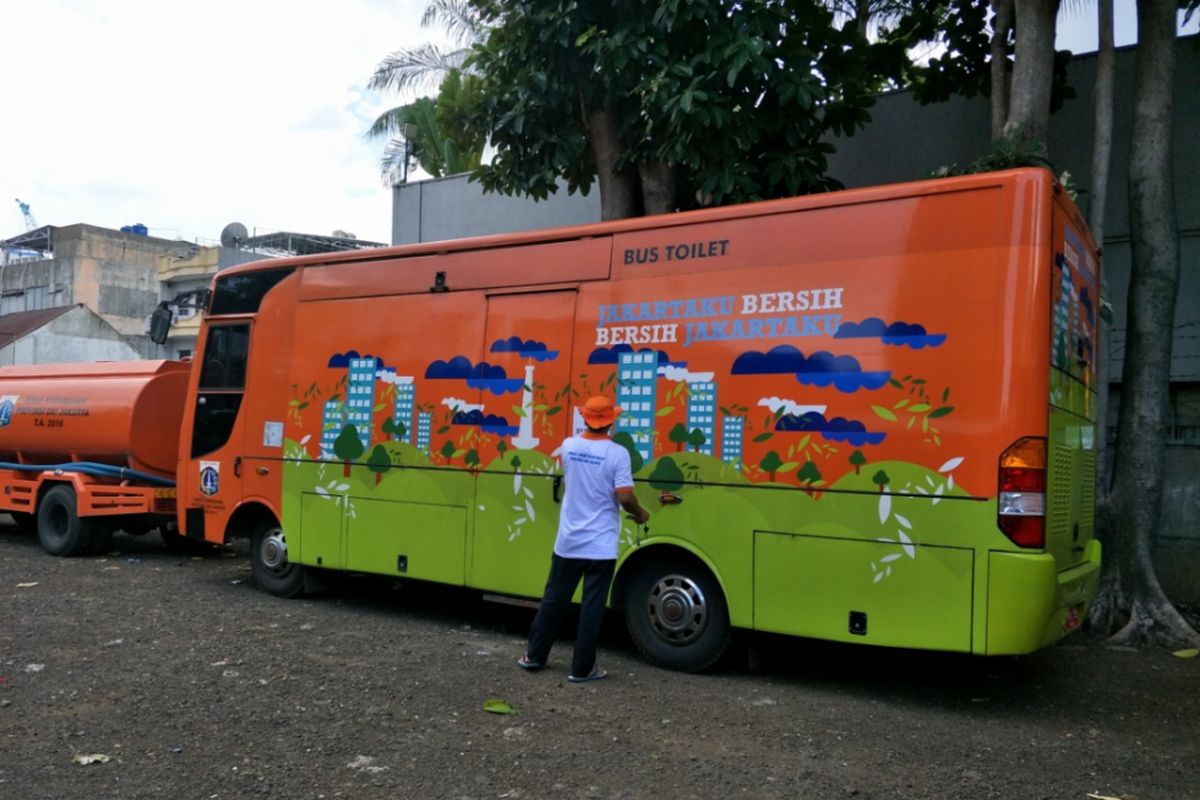 Dinas Lingkungan Hidup DKI Jakarta menyediakan tiga bus toilet untuk menyambut acara nikah massal Pemprov DKI, Minggu (31/12/2017).