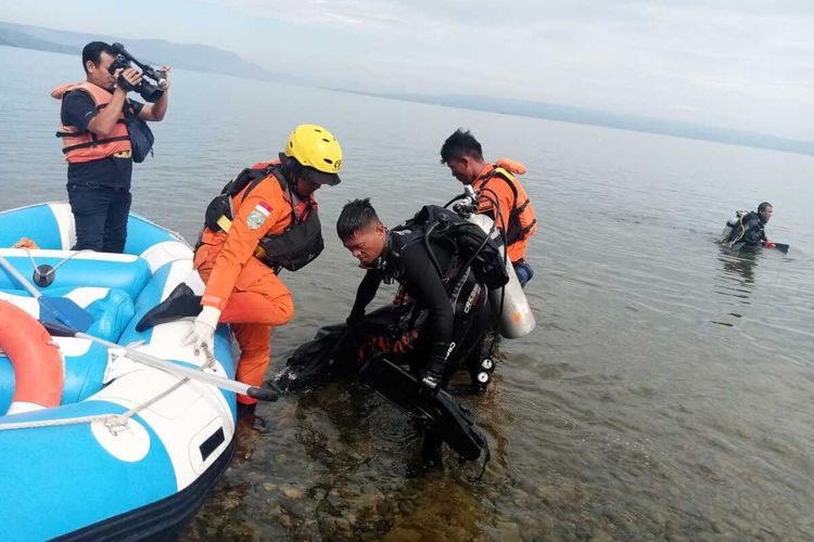 Foto: Tim SAR Danau Toba mengevakuasi korban dari perairan pantai Pakkodian Danau Toba, Desa Lintong Nihuta, Kabupaten Toba, Senin (21/2/2022) | Dok: Tim SAR Danau Toba