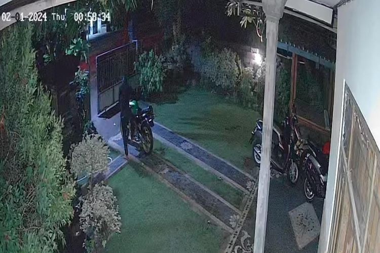 Tangkapan layar video CCTV kejadian pencurian sepeda motor di Desa Pemuteran, Kecamatan Gerokgak, Kabupaten Buleleng, Provinsi Bali, Kamis (1/2/2024).