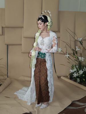 Sah! Intip anggunnya Patricia Schuldtz berbalut adat Jawa saat dinikahi Darma Mangkuluhur. Klasik, mewah, dan sangat manglingi.