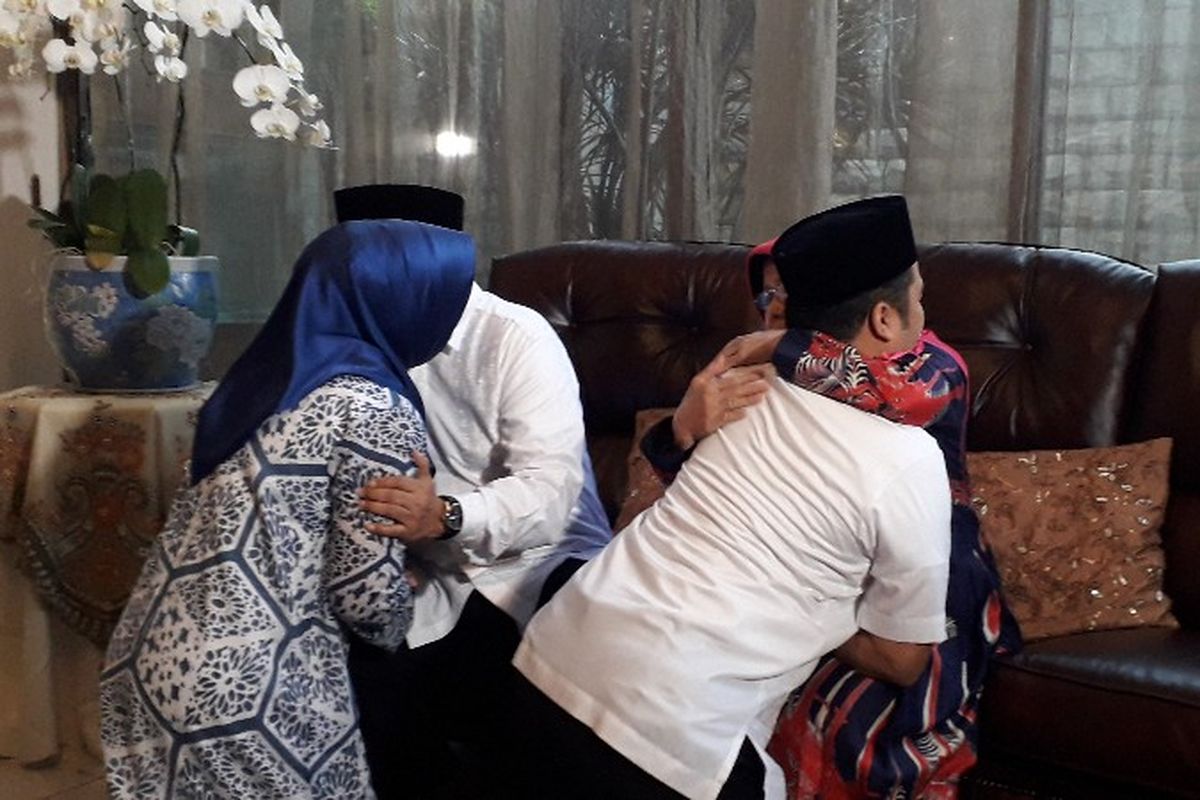 Calon Wali Kota Tangerang Arief Wismansyah dan istrinya Aini Suci melakukan sungkem kepada orang tua sebelum mencoblos dalam Pilkada Tangerang pada Rabu (27/6/2018).