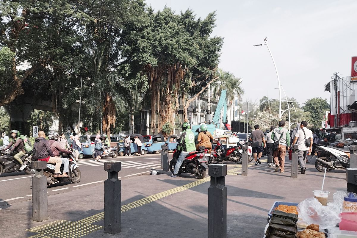 Kondisi semrawut Jalan Pegangsaan Timur, Menteng, Jakarta Pusat, Selasa (14/11/2023) pagi. (KOMPAS.com/XENA OLIVIA)