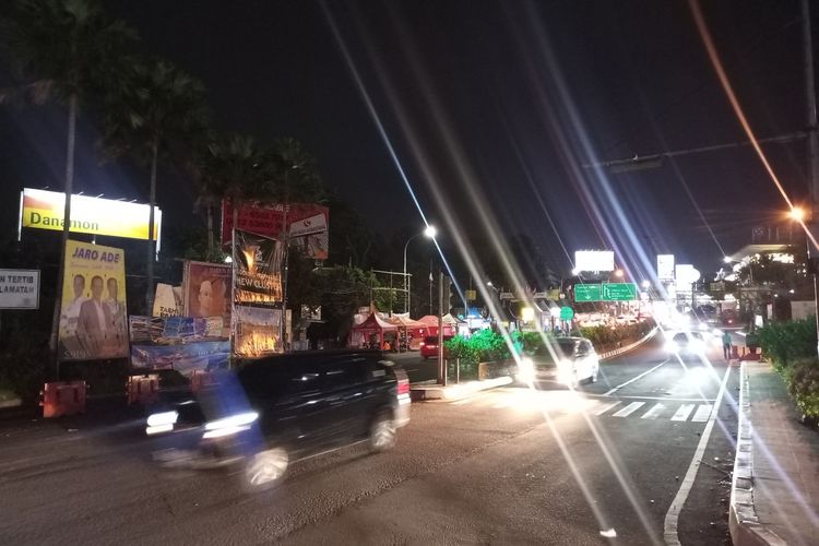 Situasi arus lalu lintas di Jalur Puncak Bogor, Jawa Barat, Sabtu (22/4/2023) malam.