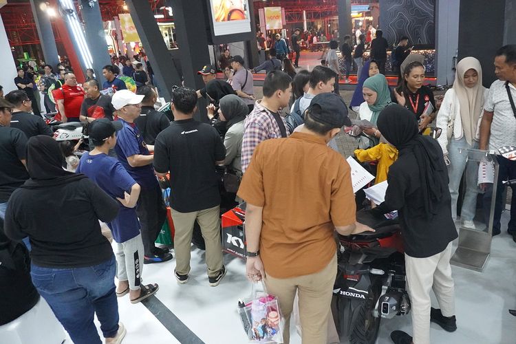 Konsumen motor Honda memadati booth Wahana Honda di Jakarta Fair 2025