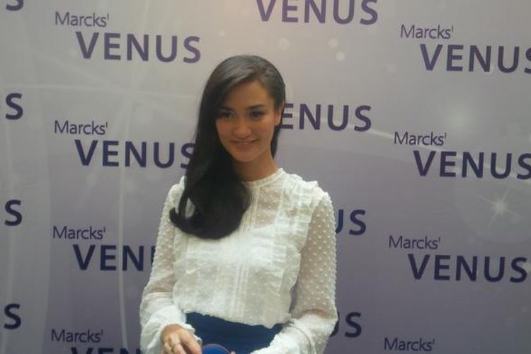 Aktris cantik Atiqah Hasiholan didapuk menjadi brand ambassador baru kosmetik  Venus, salah satu produk perusahaan BUMN Kimia Farma. 