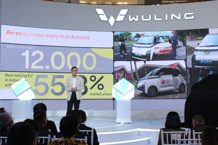 Vice President Wuling Motors Arif Pramadana memaparkan inovasi mobil listrik Wuling untuk mendukung keberlanjutan lingkungan dalam Pre-Launch di Atrium Circle, Summarecon Mall Serpong, Kabupaten Tangerang, Banten, Kamis (16/11/2023).