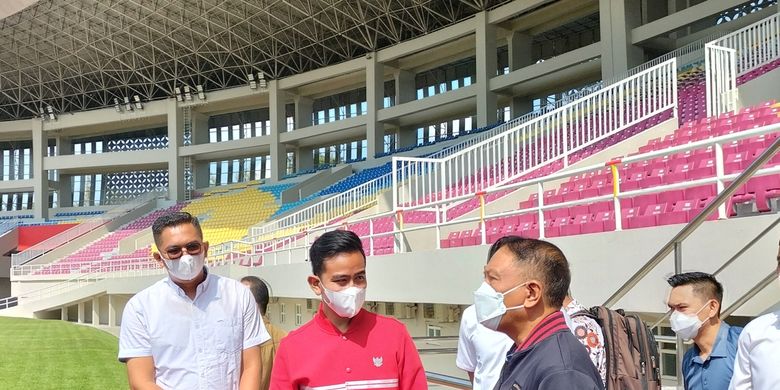 Menteri Pemuda dan Olahraga Zainudin Amali didampingi Ketua Indonesia ASEAN Para Games Organizing Comittee (Inaspoc) Gibran Rakabuming Raka, di Stadion Manahan Solo, Senin (18/7/2022) saat mengecek kesiapan sejumlah venue.