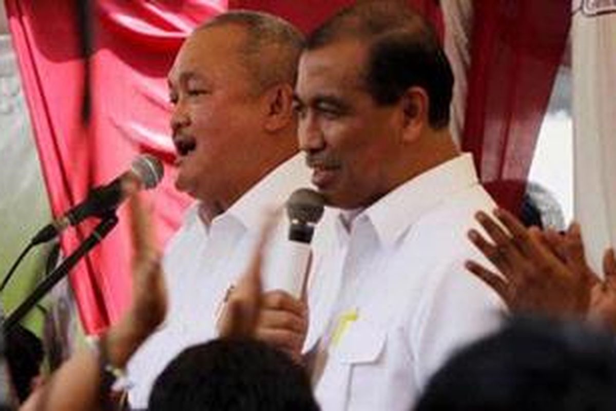 Pasangan calon gubernur dan wakil gubernur DKI Jakarta dengan nomor urut 6, Alex Noerdin (kiri) dan Nono Sampono, berkampanye di halaman eks Gedung  Bioskop Nusantara di Jatinegara, Jakarta Timur, Senin (25/6/2012). Pasangan yang diusung Partai Golkar tersebut bertekad menyelesaikan segala permasalahan Ibu Kota dalam waktu tiga tahun dengan jargon 