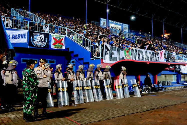 Sejumlah pihak keamanan berjaga dipinggir lapangan saat pertandingan pekan ke-11 Liga 1 2022-2023 antara Arema FC melawan Persebaya Surabaya yang berakhir dengan skor 2-3 di Stadion Kanjuruhan Kepanjen, Kabupaten Malang, Sabtu (1/9/2022) malam.