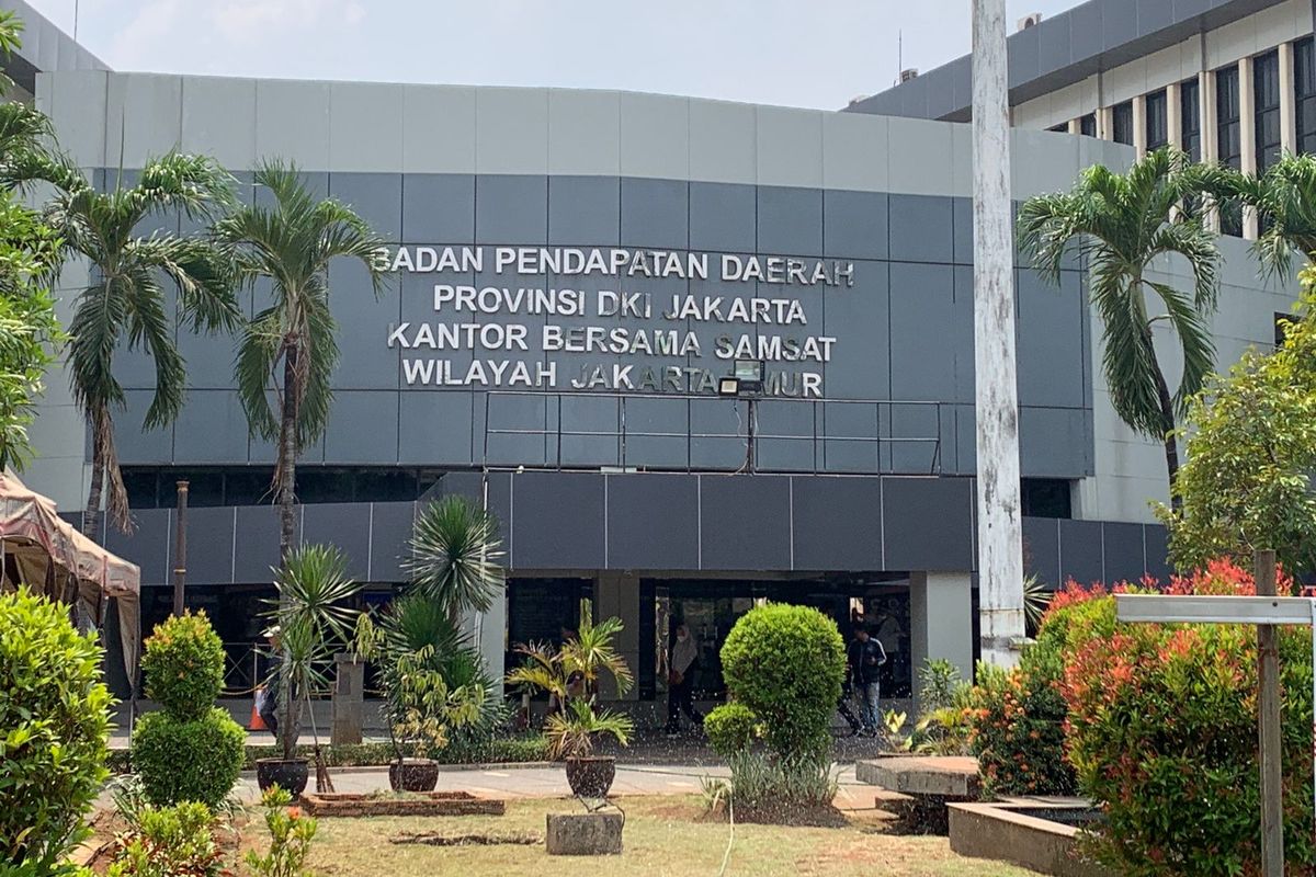 Ilustrasi bayar pajak kendaraan bermotor di kantor samsat Jakarta Timur