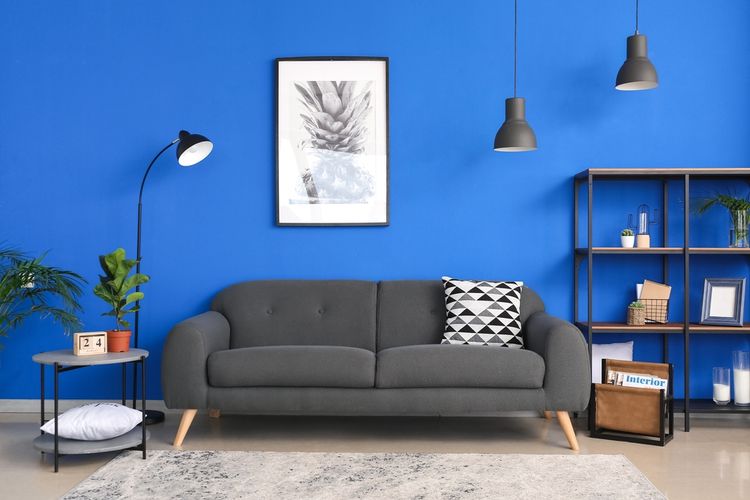 Ilustrasi ruang keluarga dengan warna cat dinding biru.