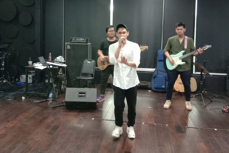 Afgan menjalani sesi latihan di Erwin Gutawa Studio di Pangeran Antasari, Jakarta Selatan, Selasa (30/10/2018). Afgan akan menggelar konser satu dekade di Malaysia pada 3 November 2018.