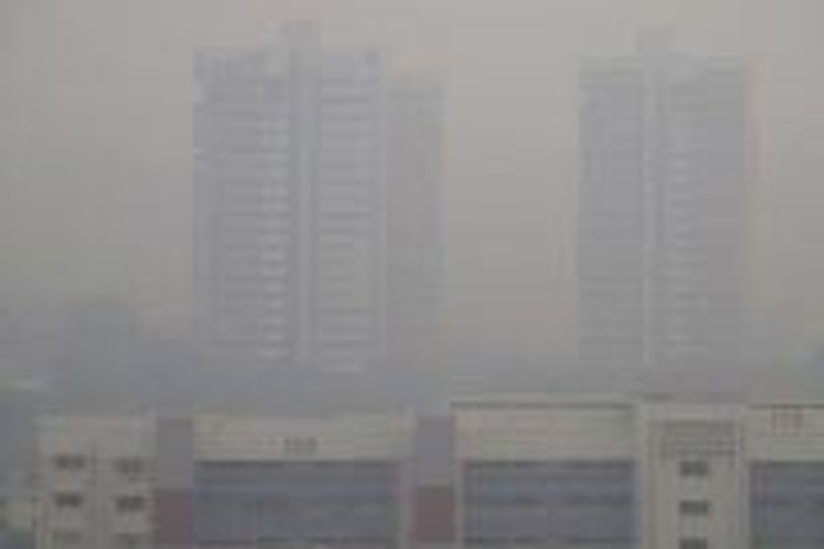 Kabut asap menyelimuti kompleks rumah susun di daerah Tiong Bahru, Singapura