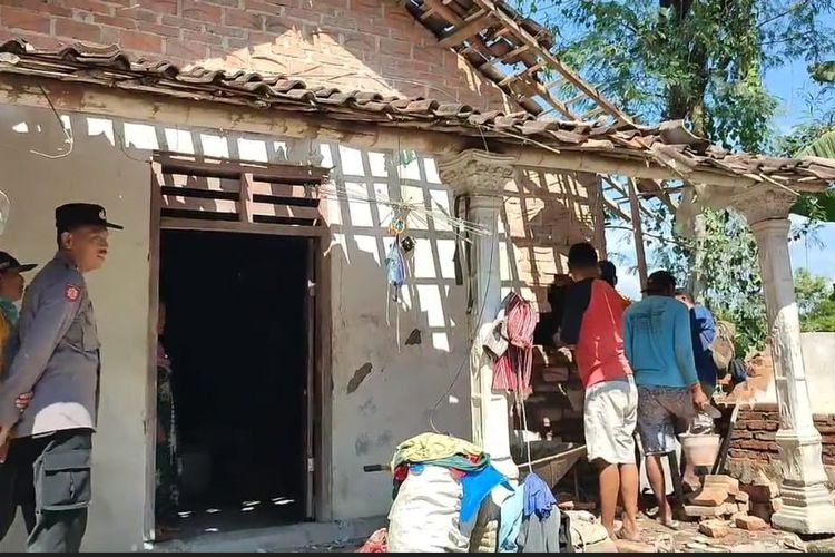 Rumah Katimun, warga Dusun Krajan, Desa Dadapan, Kecamatan Balong, Kabupaten Ponorogo, Jawa Timur rusak setelah tabung gas pengisi balon meledak Senin (12/2/2024) dinihari. 