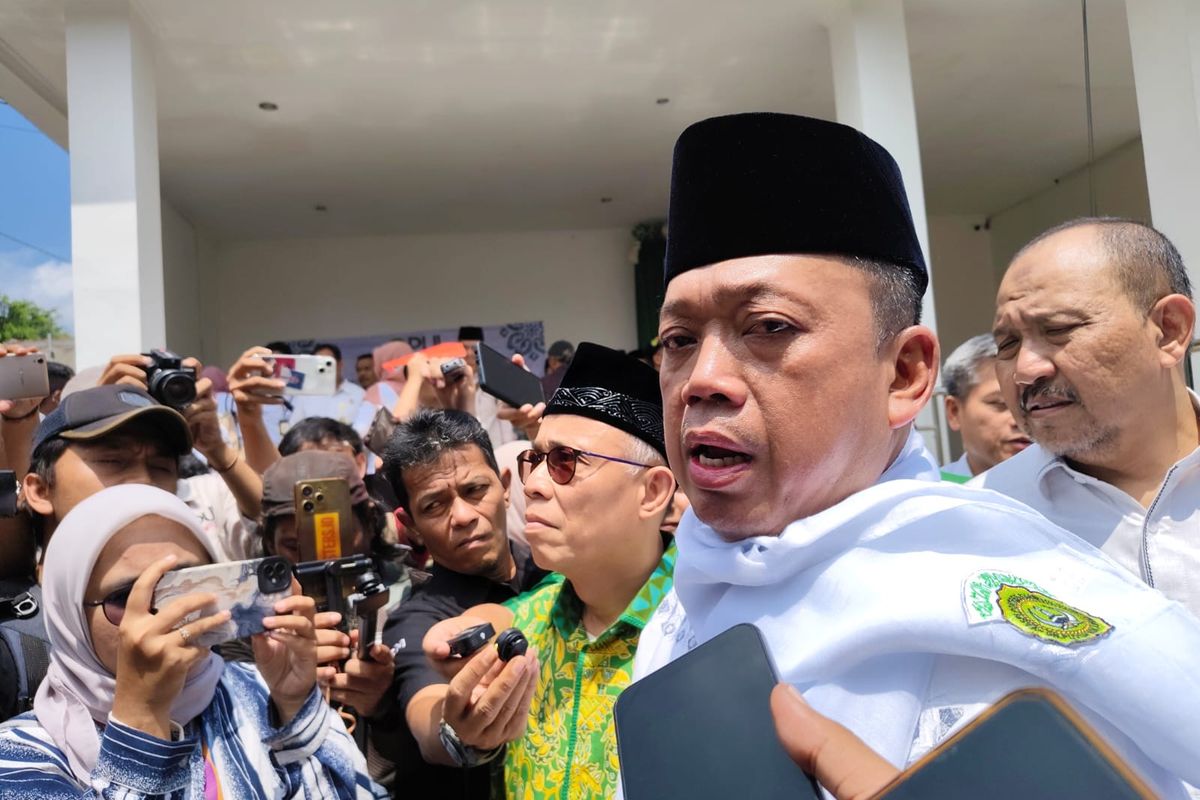 Menteri Agraria dan Tata Ruang/Badan Pertanahan Nasional (ATR/BPN), Nusron Wahid saat melakukam wawancara dengan awak media di Kompleks Ponpes Syamsul Ulum Kota Sukabumi. Rabu (16/4/2025) siang.