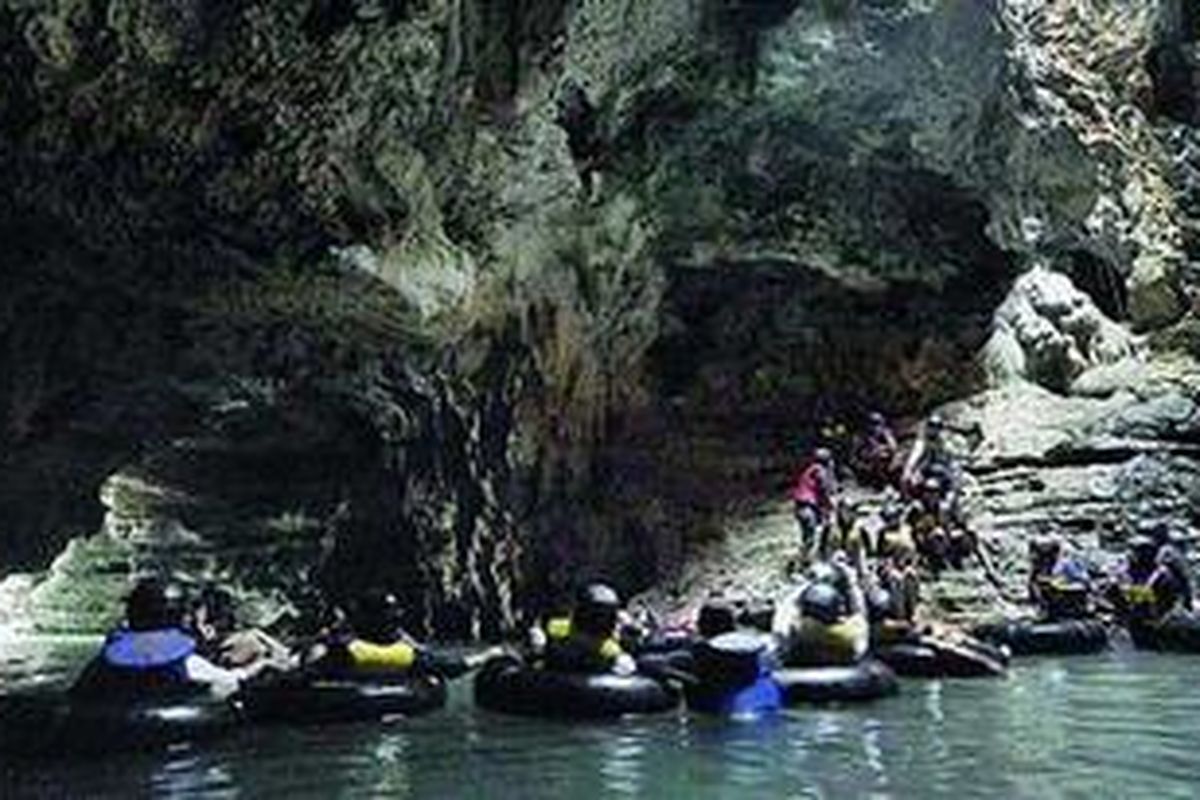 Wisatawan menikmati wisata susur Goa Pindul di Desa Bejiharjo, Kecamatan Karangmojo, Kabupaten Gunung Kidul, DI Yogyakarta, pekan lalu. Wisatawan diajak menyusuri goa sepanjang 350 meter menggunakan ban dan dilengkapi pelampung serta helm keselamatan selama setengah jam. Wisata minat khusus itu mampu memberdayakan perekonomian masyarakat setempat sejak dua tahun terakhir ini.