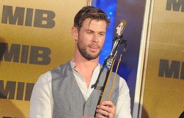 Aktor asal Australia Chris Hemsworth yang populer sebagai Thor, sang Dewa Petir dalam film-film Marvel, memainkan karakter wayang saat meet and greet di kawasan Nusa Dua, Bali, Senin (27/5/2019). Kegiatan tersebut merupakan rangkaian promo film Men in Black: International yang rencananya akan dirilis pada bulan Juni mendatang.