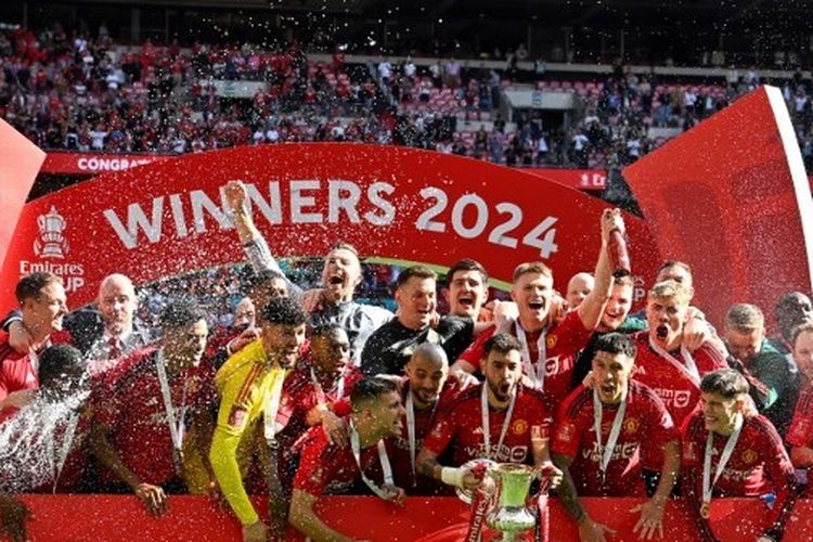 Man United merayakan gelar Piala FA 2023-2024 usai mengalahkan Man City di Stadion Wembley, London, Inggris, Sabtu (25/5/2024) malam WIB. Laga Man City vs Man United berakhir dengan skor 1-2. Artikel ini berisi daftar juara Piala FA. (Photo by JUSTIN TALLIS / AFP)