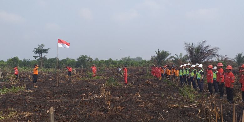 Tim Manggala Agni Daops Siak, BPBD Riau dan petugas pemadam kebakaran PT Sinarmas mengadakan upacara di lokasi karhutla di Desa Rawang Air Putih, Kecamatan Siak, Kabupaten Siak, Riau, Sabtu (17/8/2019).